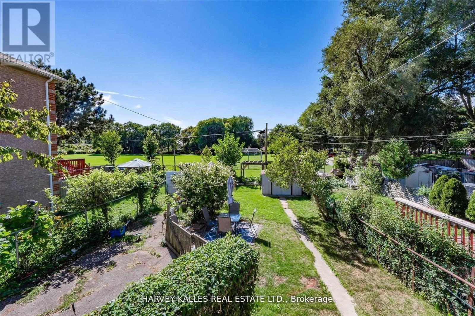 Single Family House for Sale in ROOM   LEYTON AVENUE Toronto (Oakridge) 