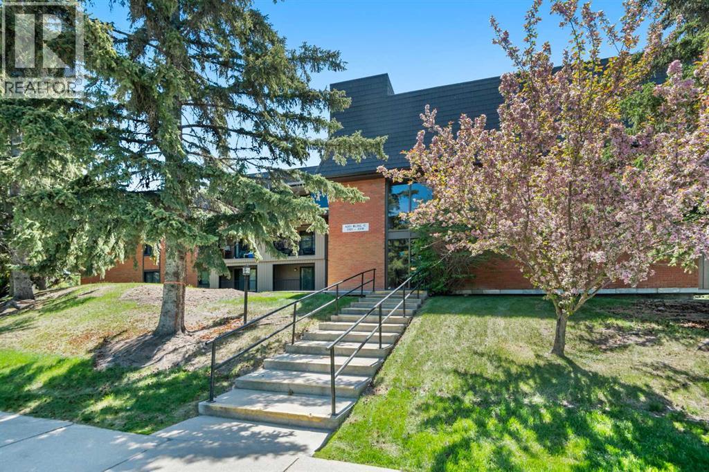 Single Family House for Sale in  C  Street NW Varsity Calgary 