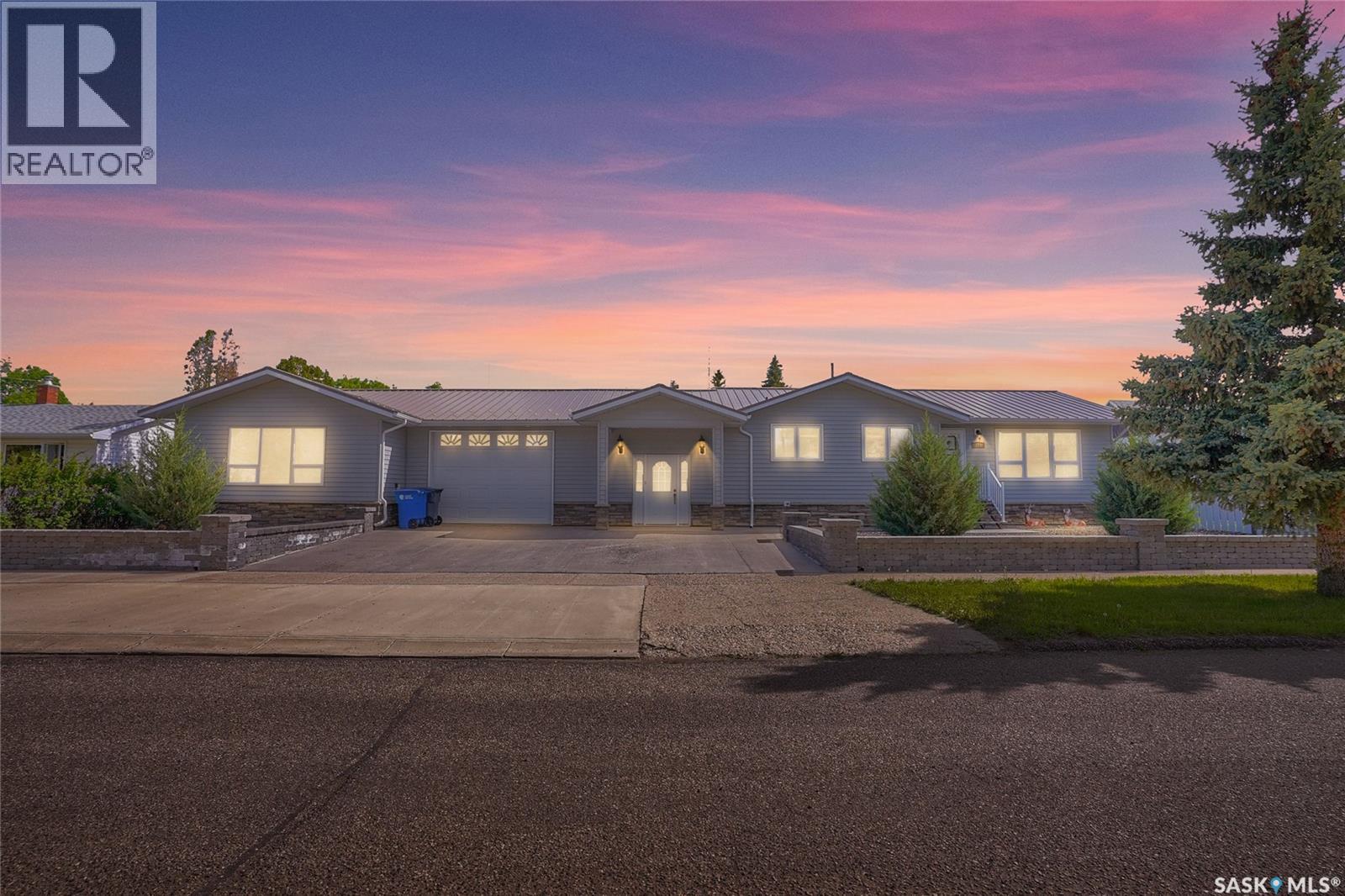 110 3rd AVENUE W - Photo 2 of 49, Gravelbourg, Saskatchewan