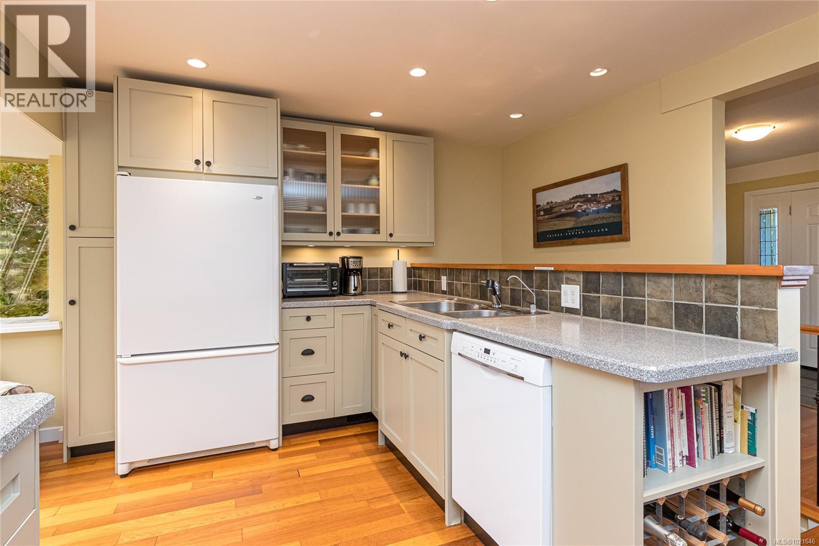 4725 Treetop Hts, Saanich