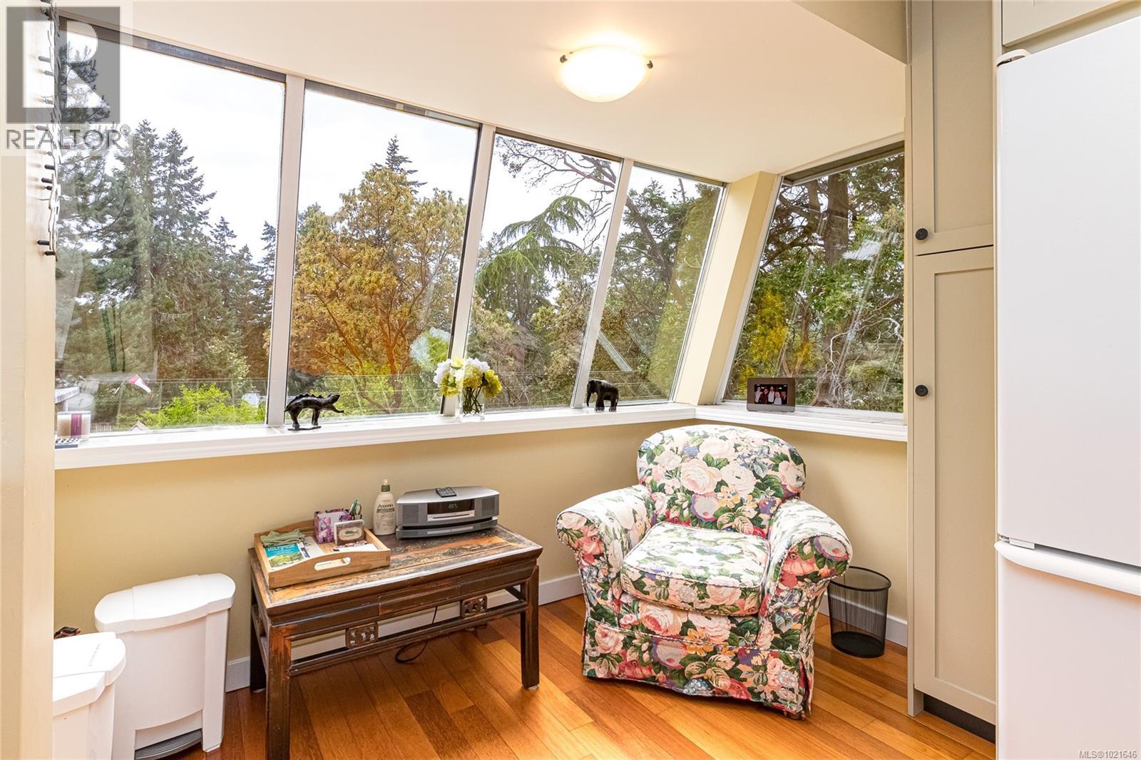 4725 Treetop Hts, Saanich