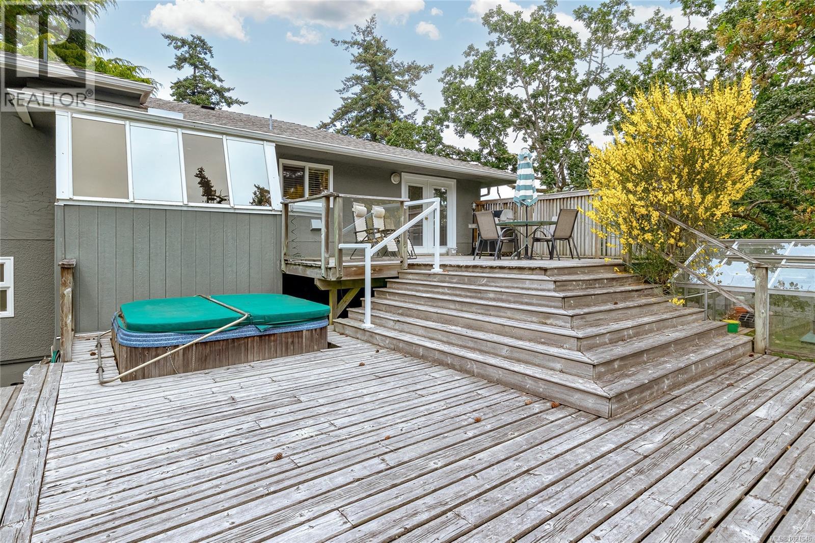 4725 Treetop Hts, Saanich