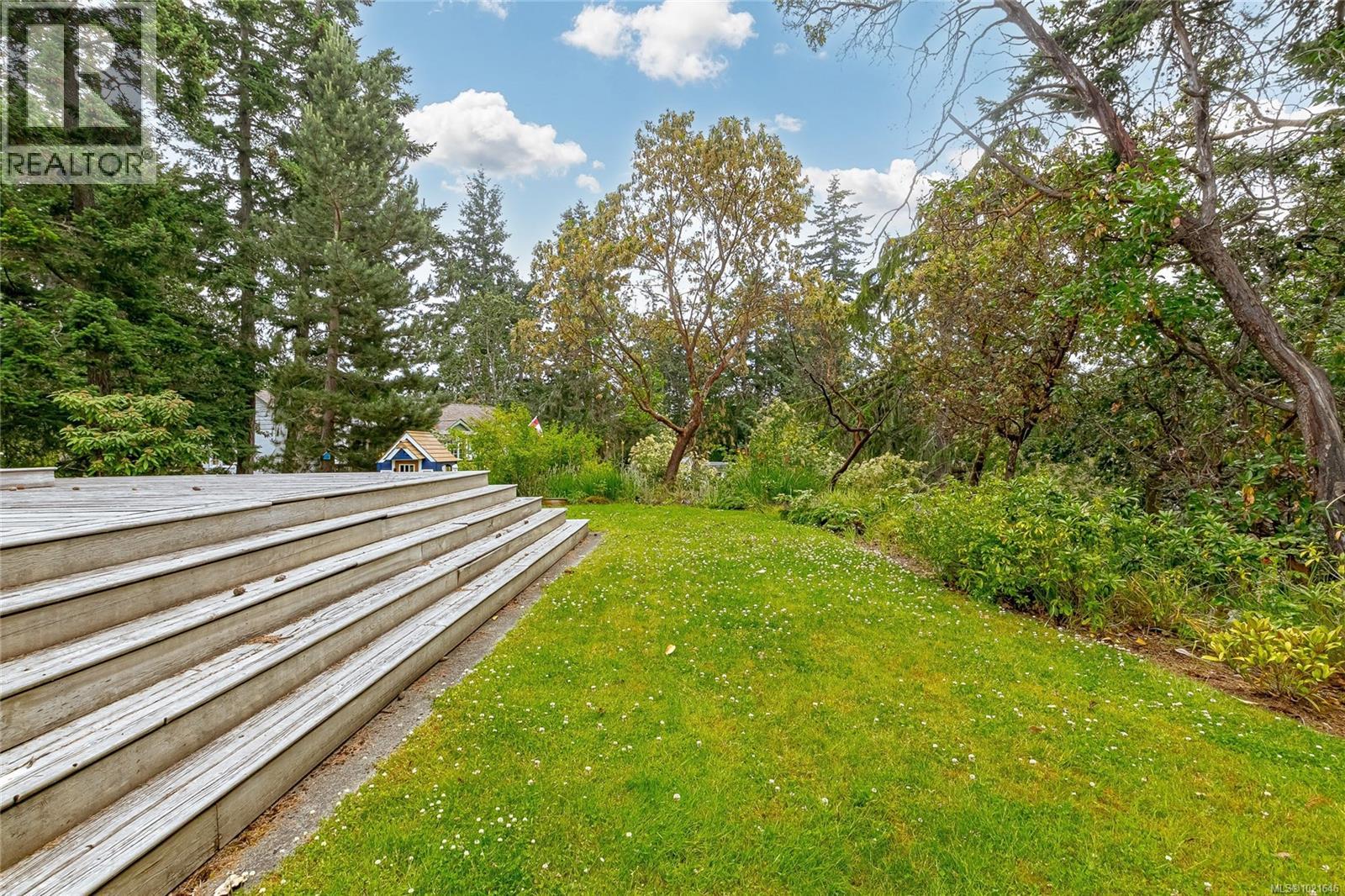 4725 Treetop Hts, Saanich