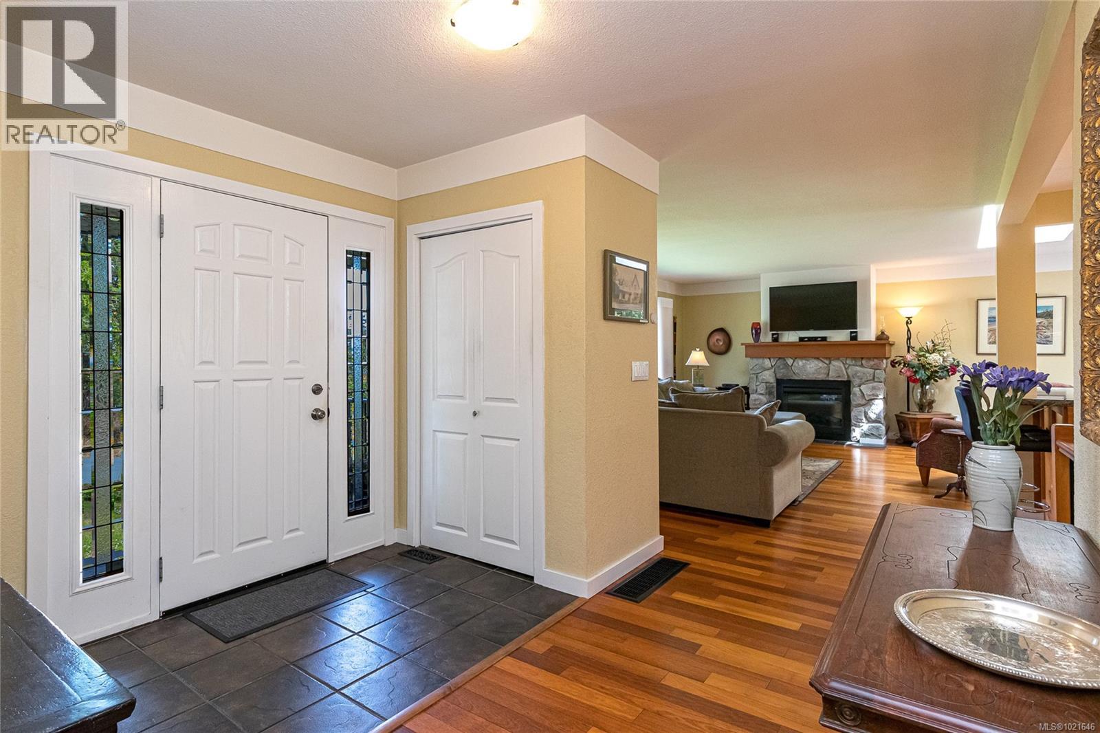 4725 Treetop Hts, Saanich