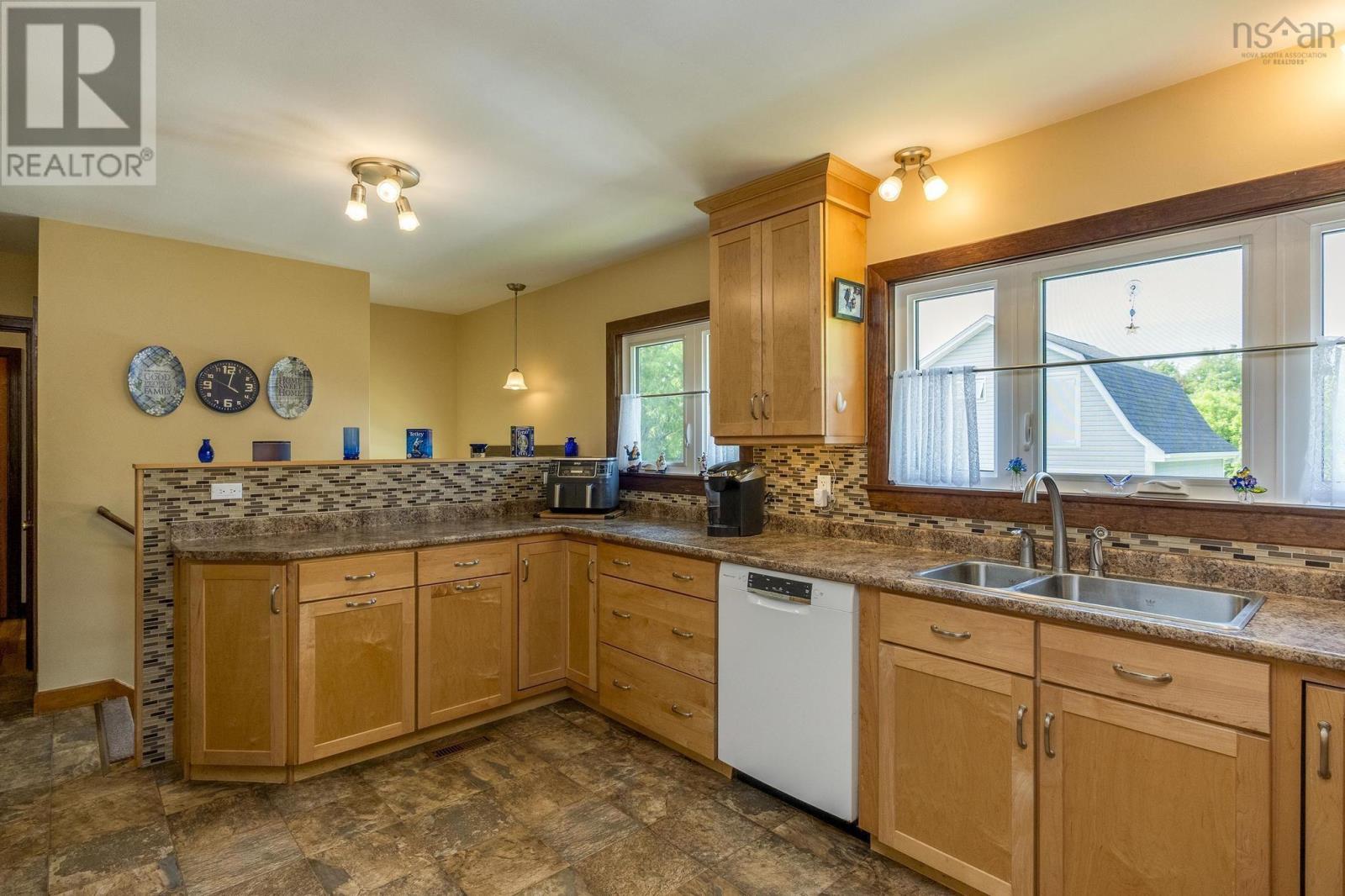 Property 4 of 51 of 9521 Commercial Street