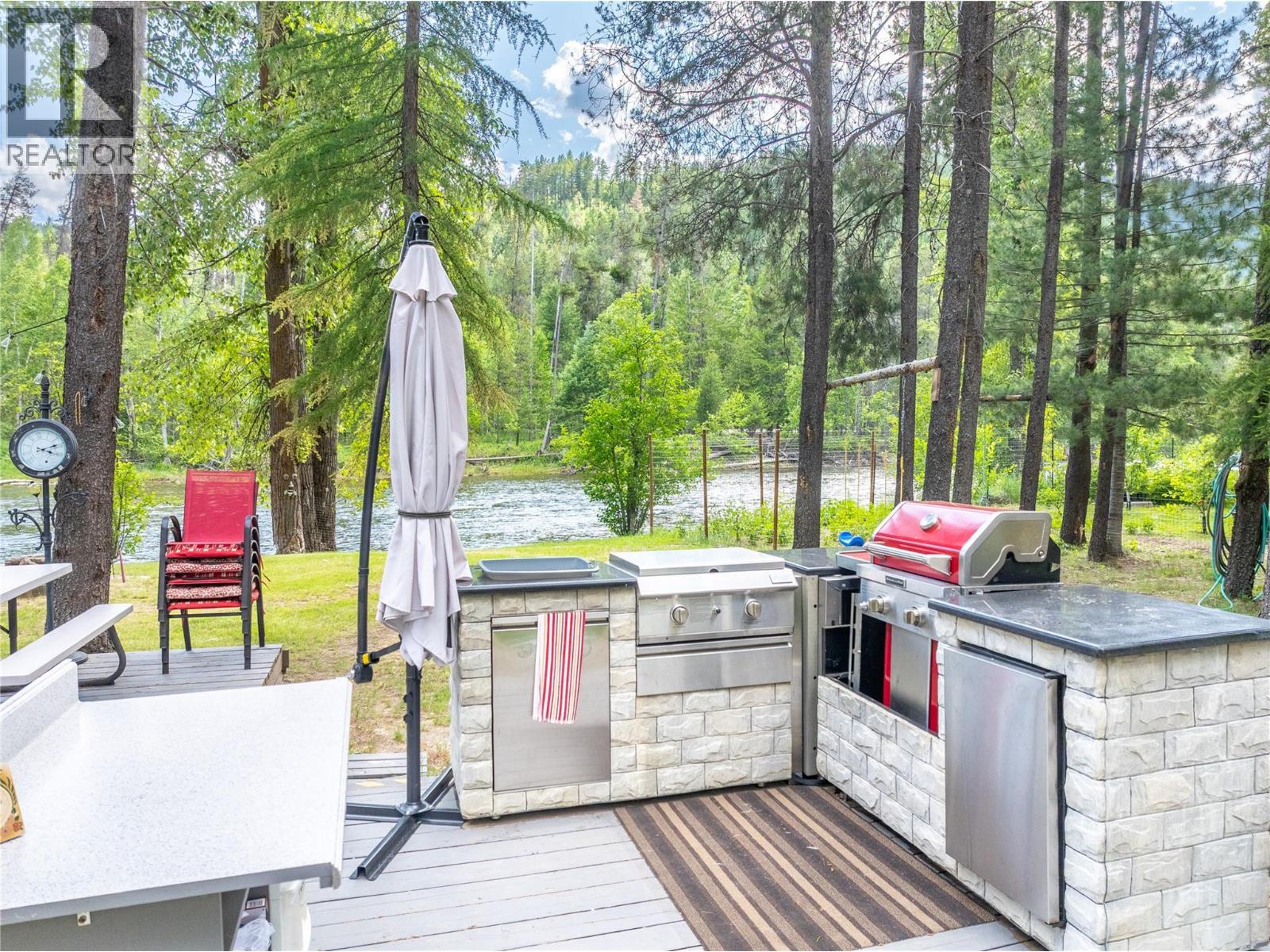 6996 95 Highway - Photo 2 of 62, Kingsgate, British Columbia