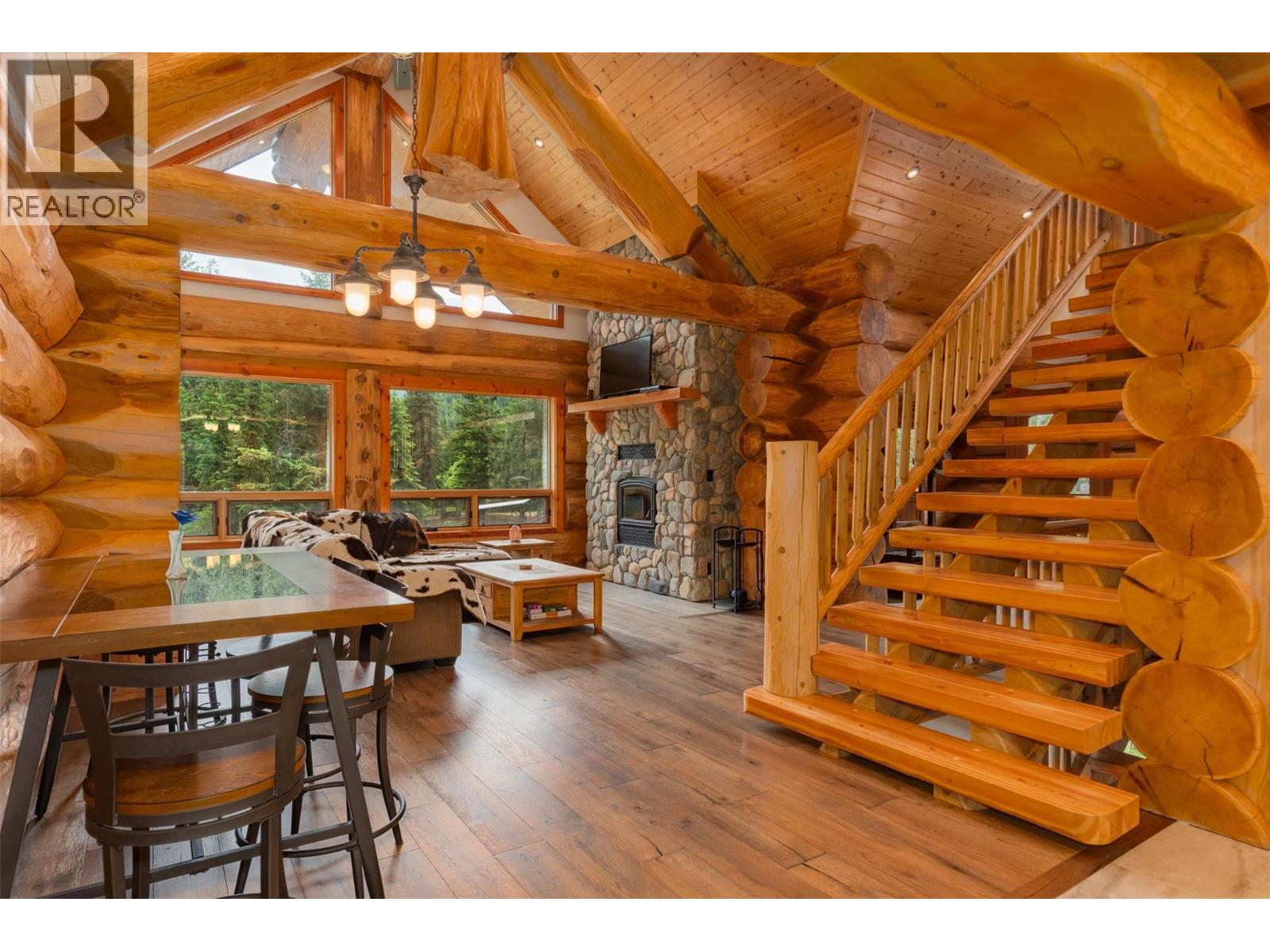 800 Highway 22, Rossland