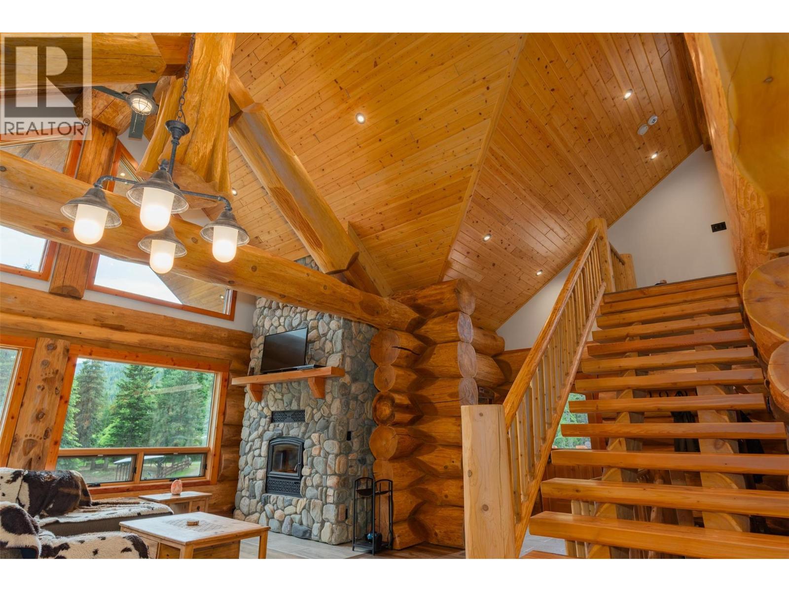 800 Highway 22, Rossland