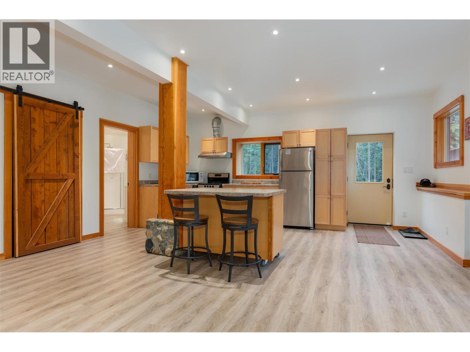 800 Highway 22, Rossland