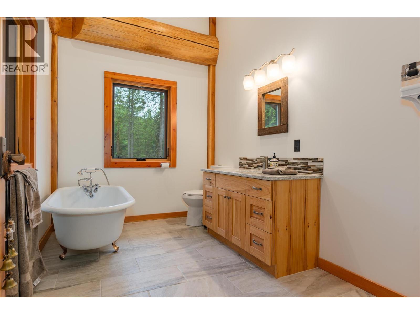 800 Highway 22, Rossland
