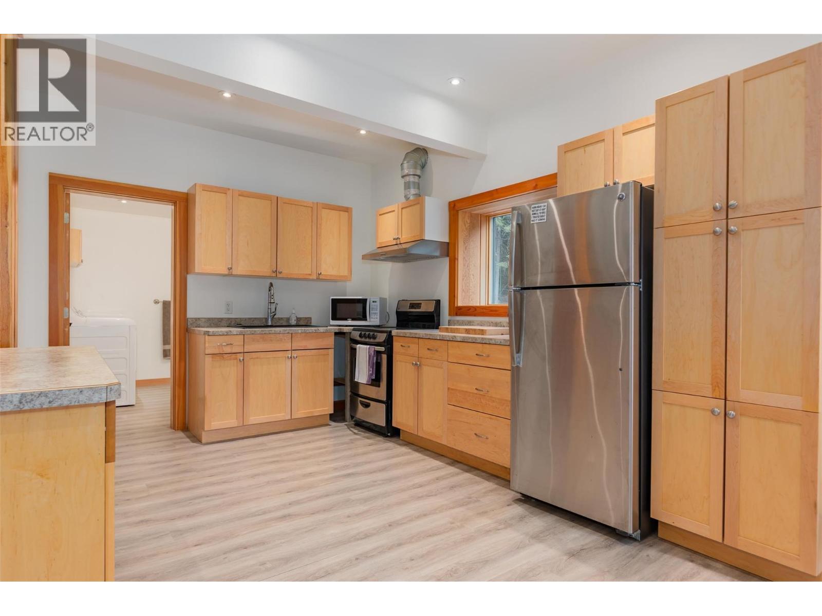 800 Highway 22, Rossland