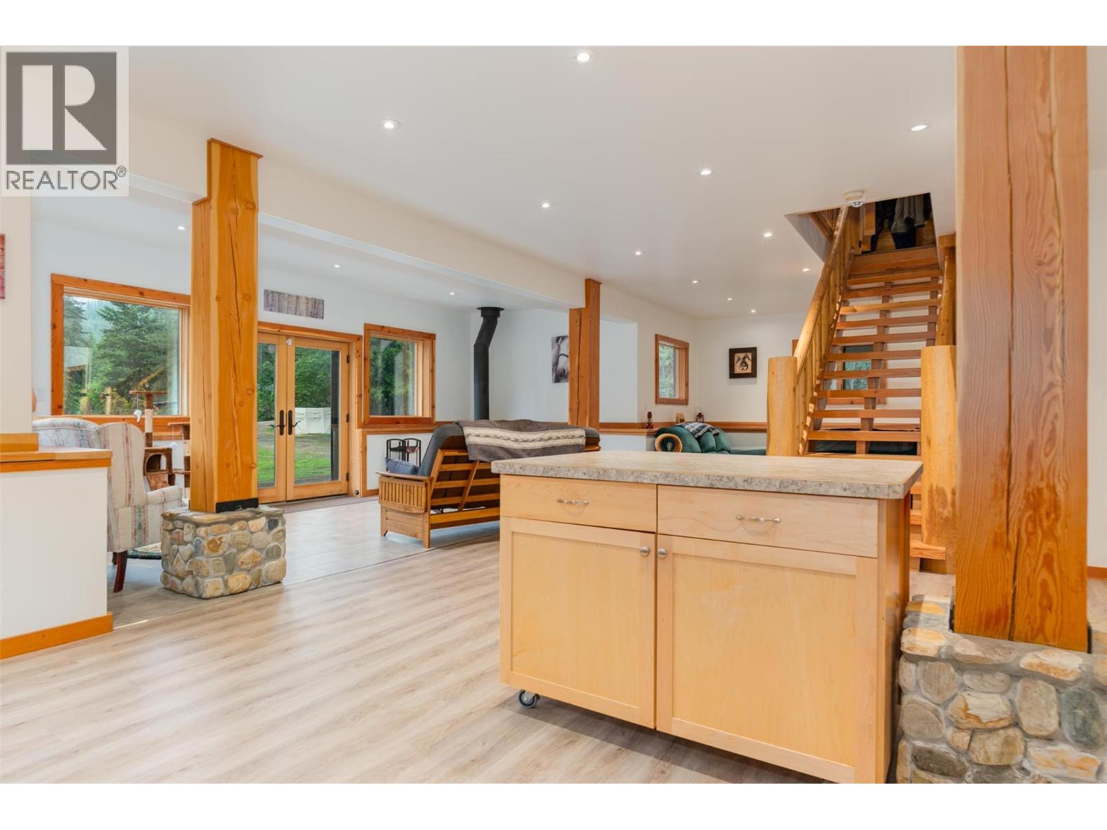 800 Highway 22, Rossland