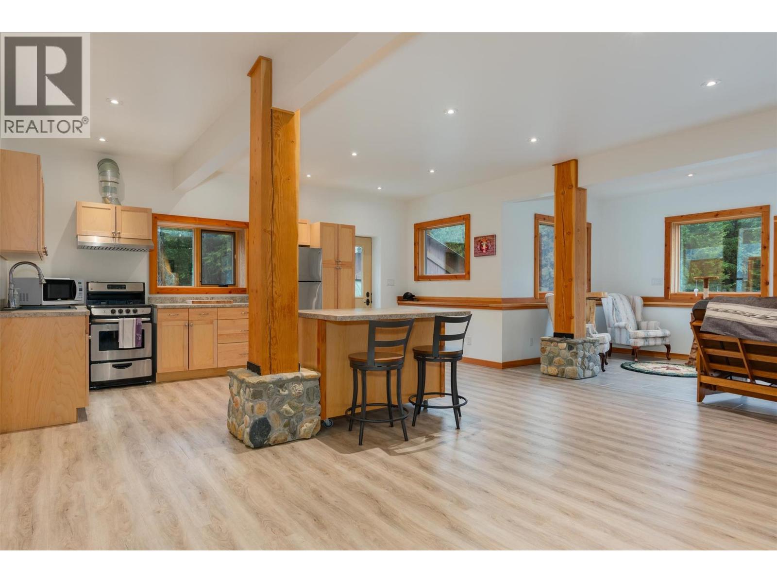 800 Highway 22, Rossland