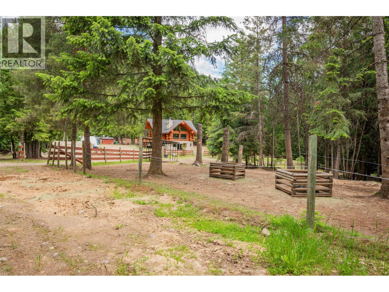 800 Highway 22, Rossland