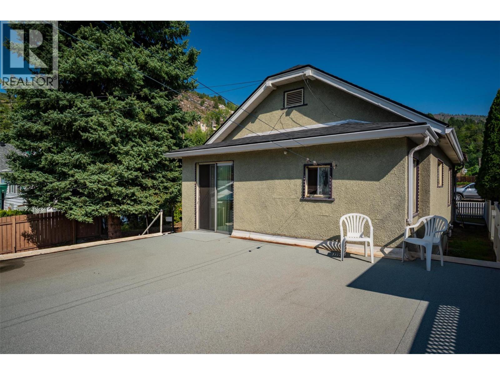 1338 Third Avenue, Trail