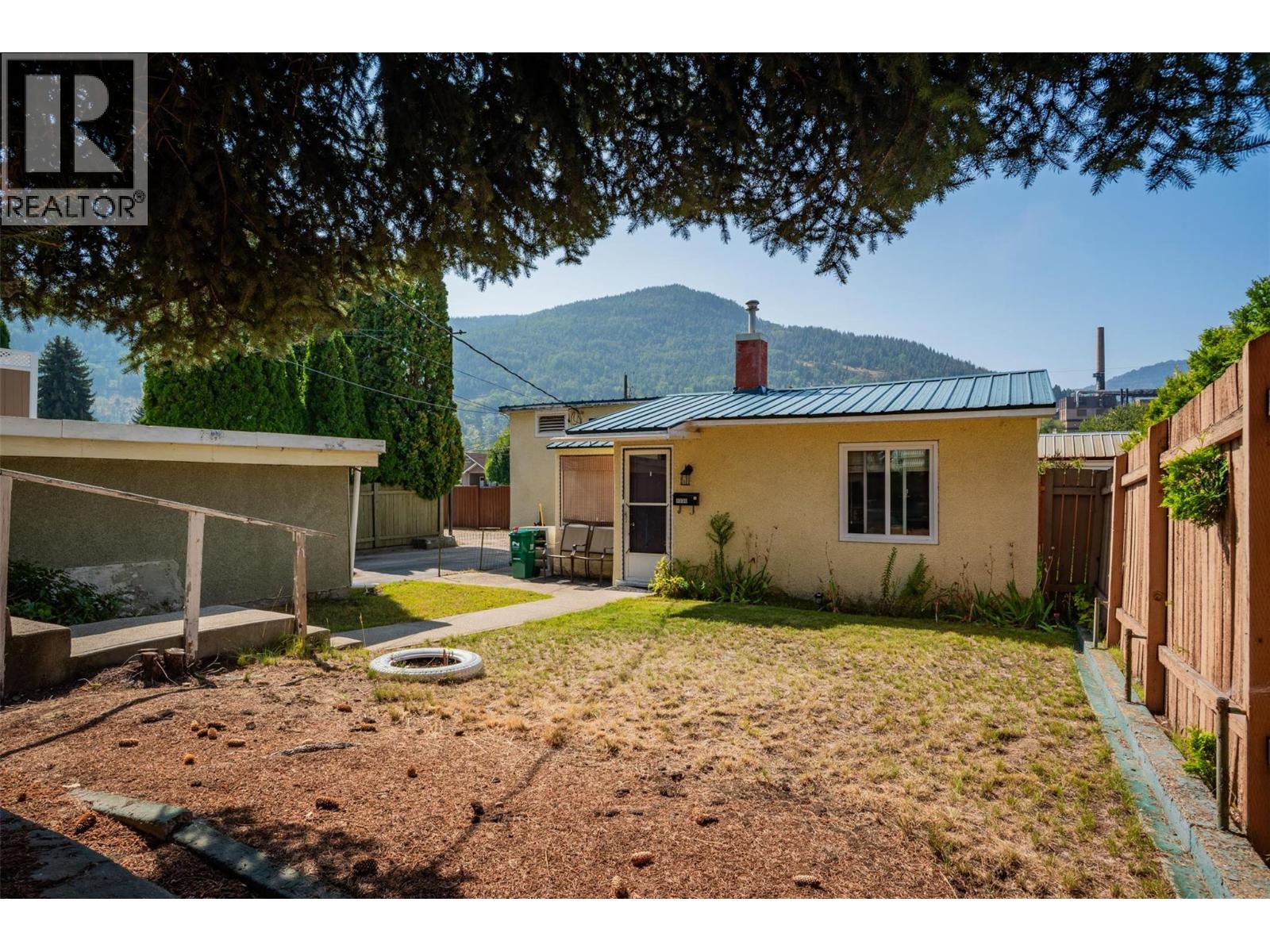 1338 Third Avenue, Trail