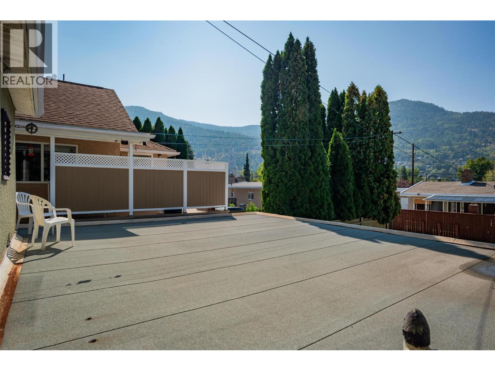 1338 Third Avenue, Trail