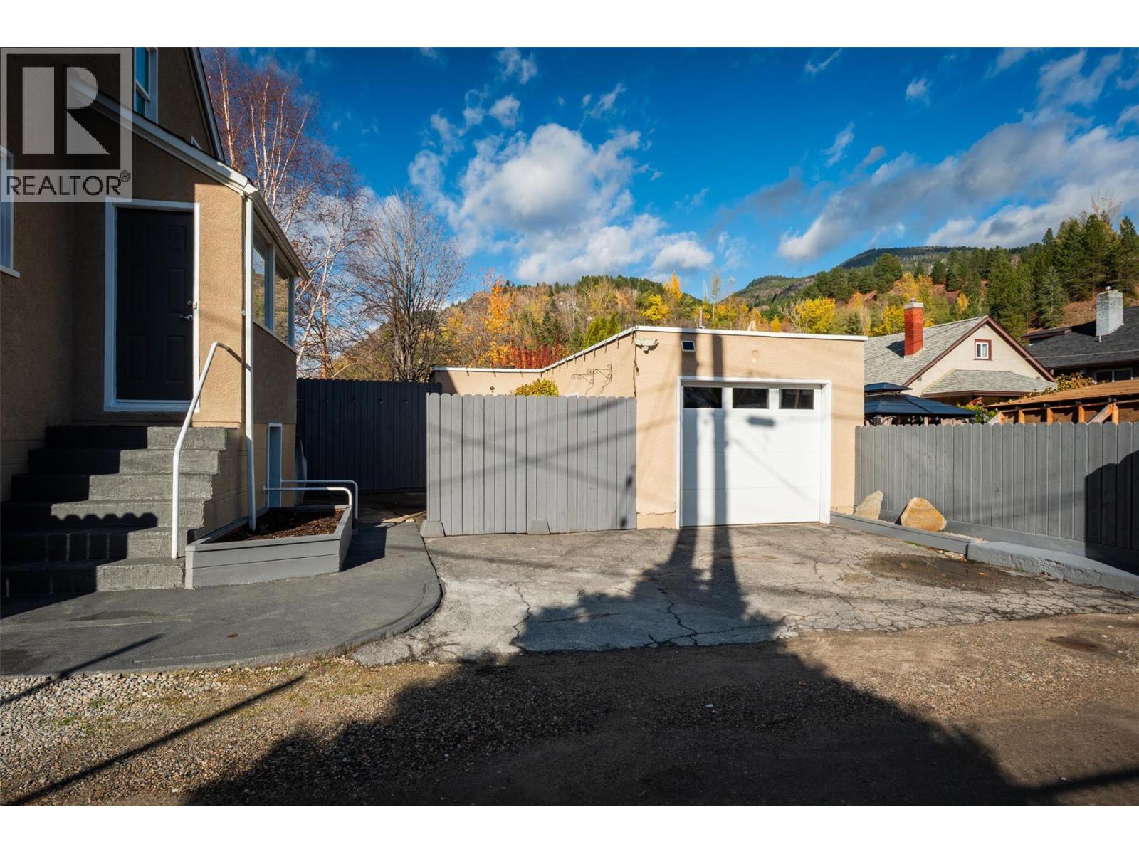 1631 Fifth Avenue, Trail