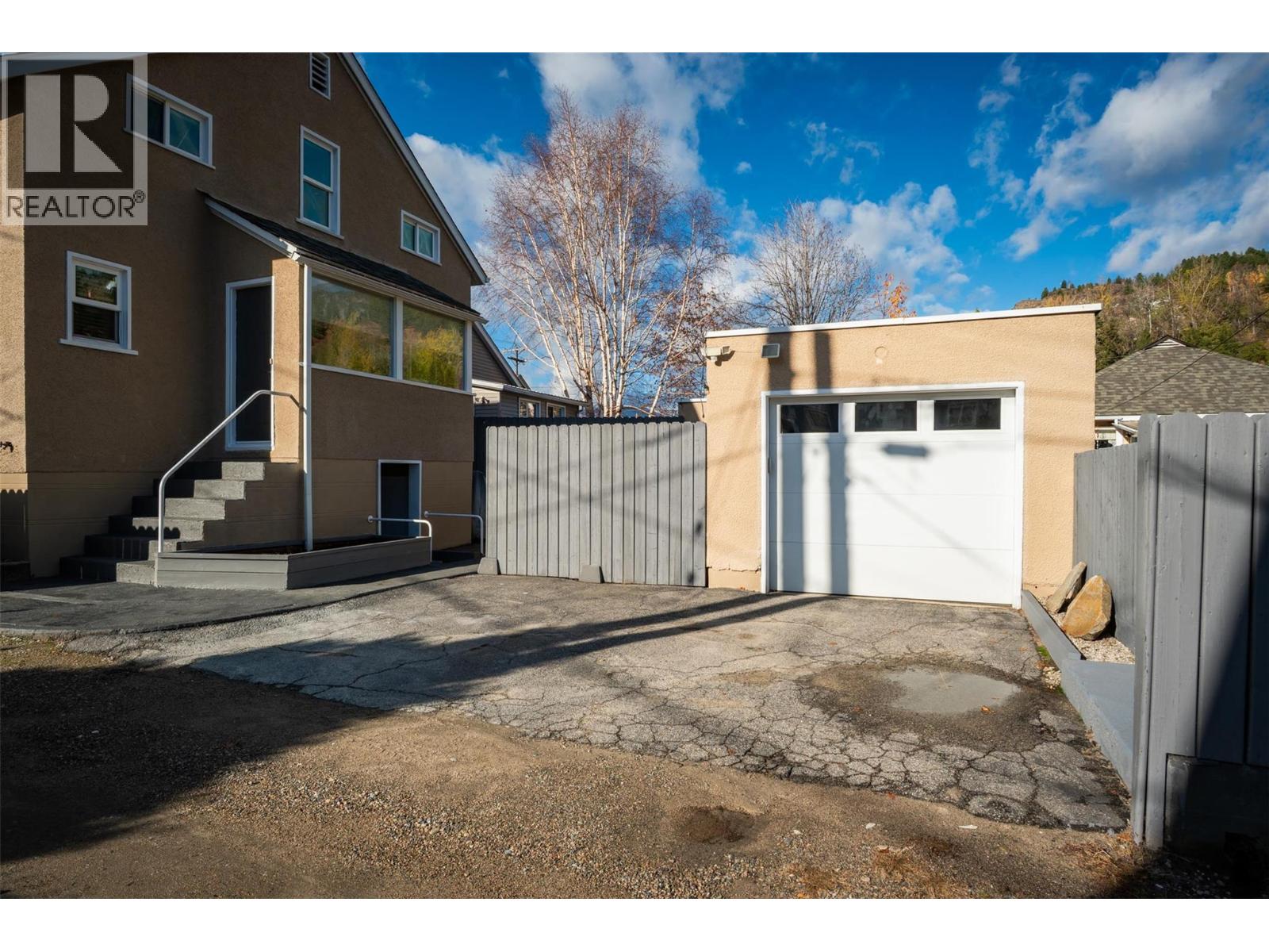 1631 Fifth Avenue, Trail