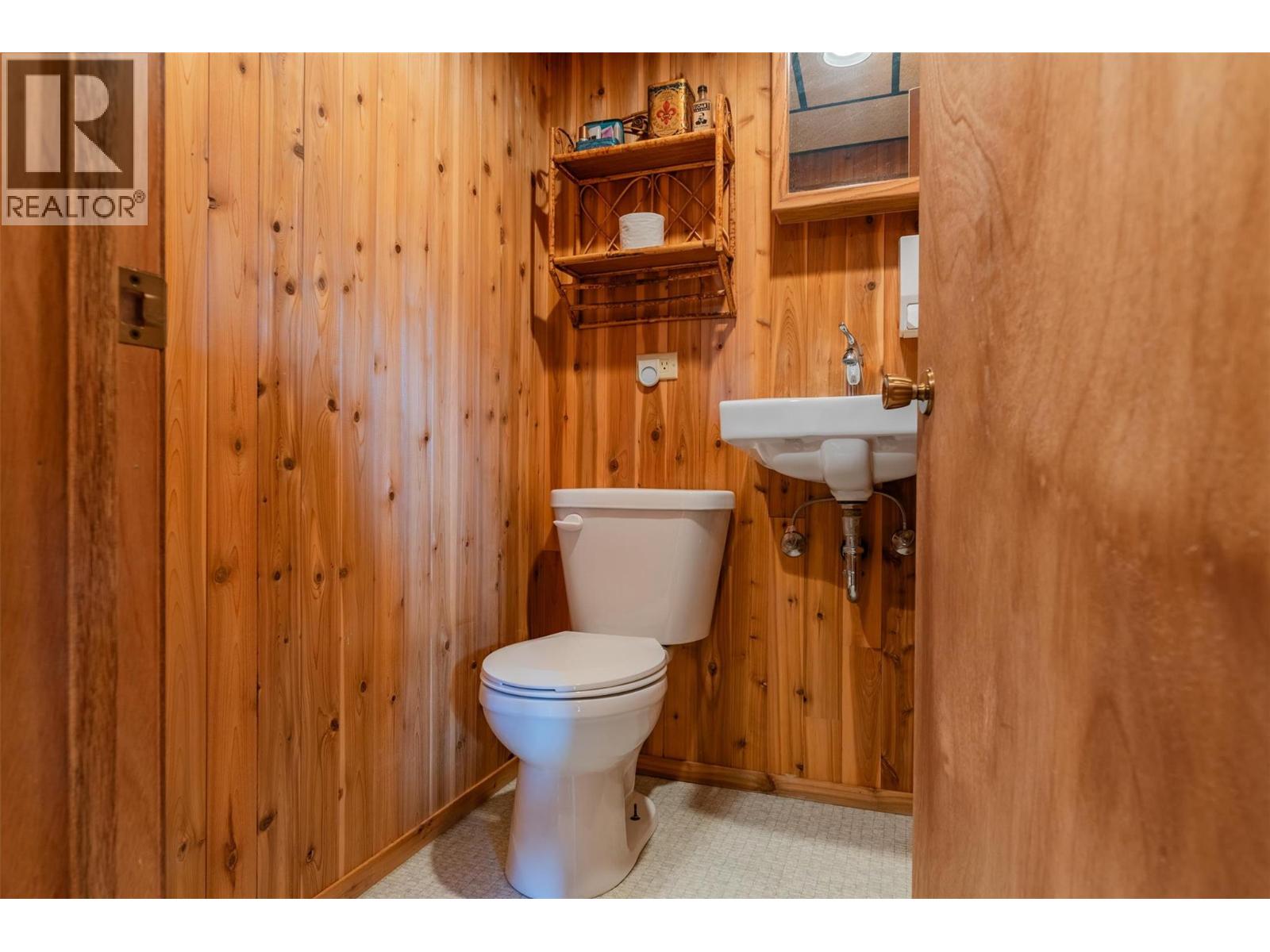 1043 Regan Crescent, Trail