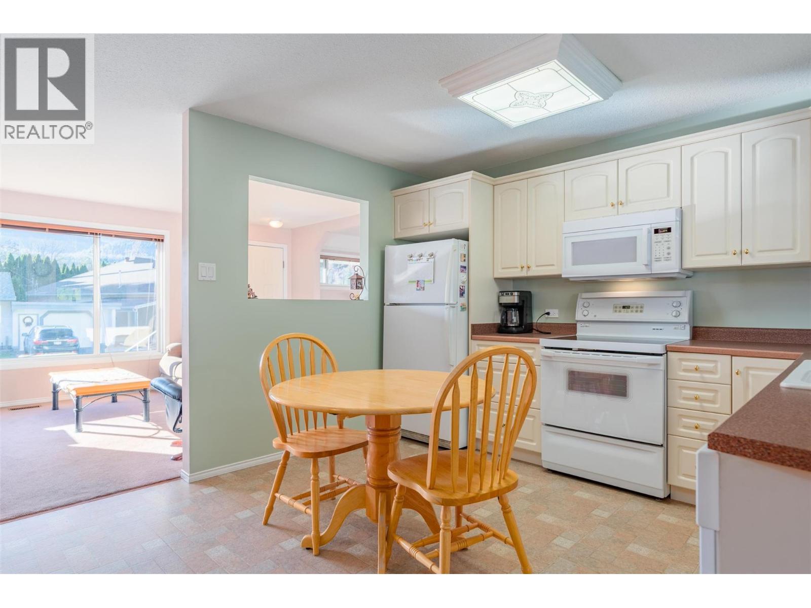 1043 Regan Crescent, Trail