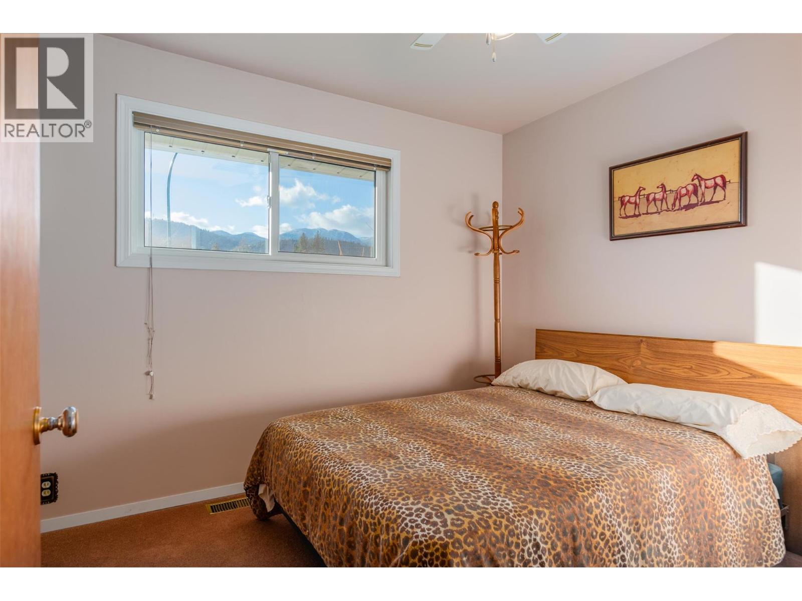 1043 Regan Crescent, Trail