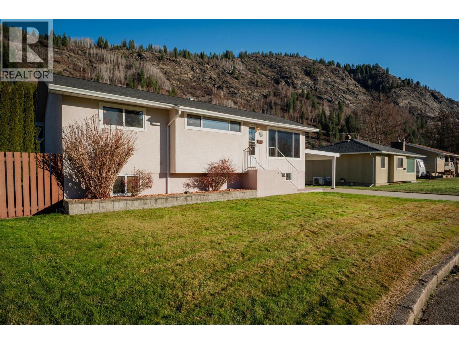 1043 Regan Crescent, Trail