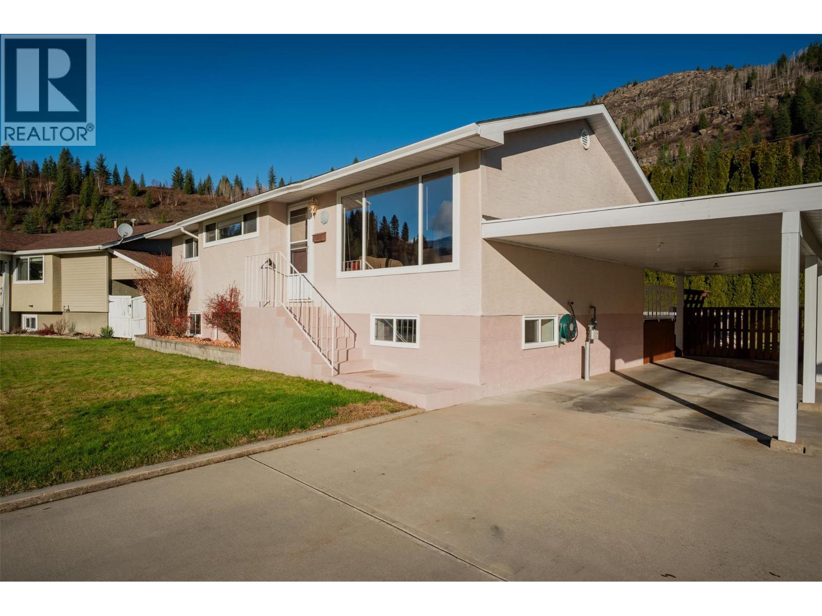 1043 Regan Crescent, Trail