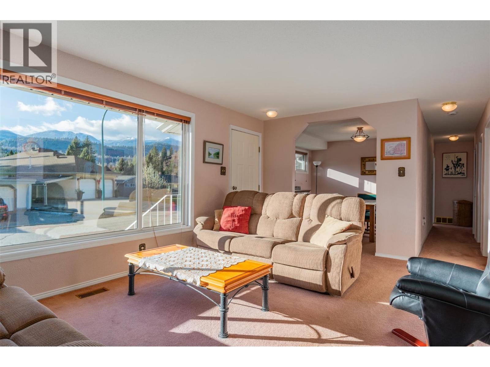 1043 Regan Crescent, Trail