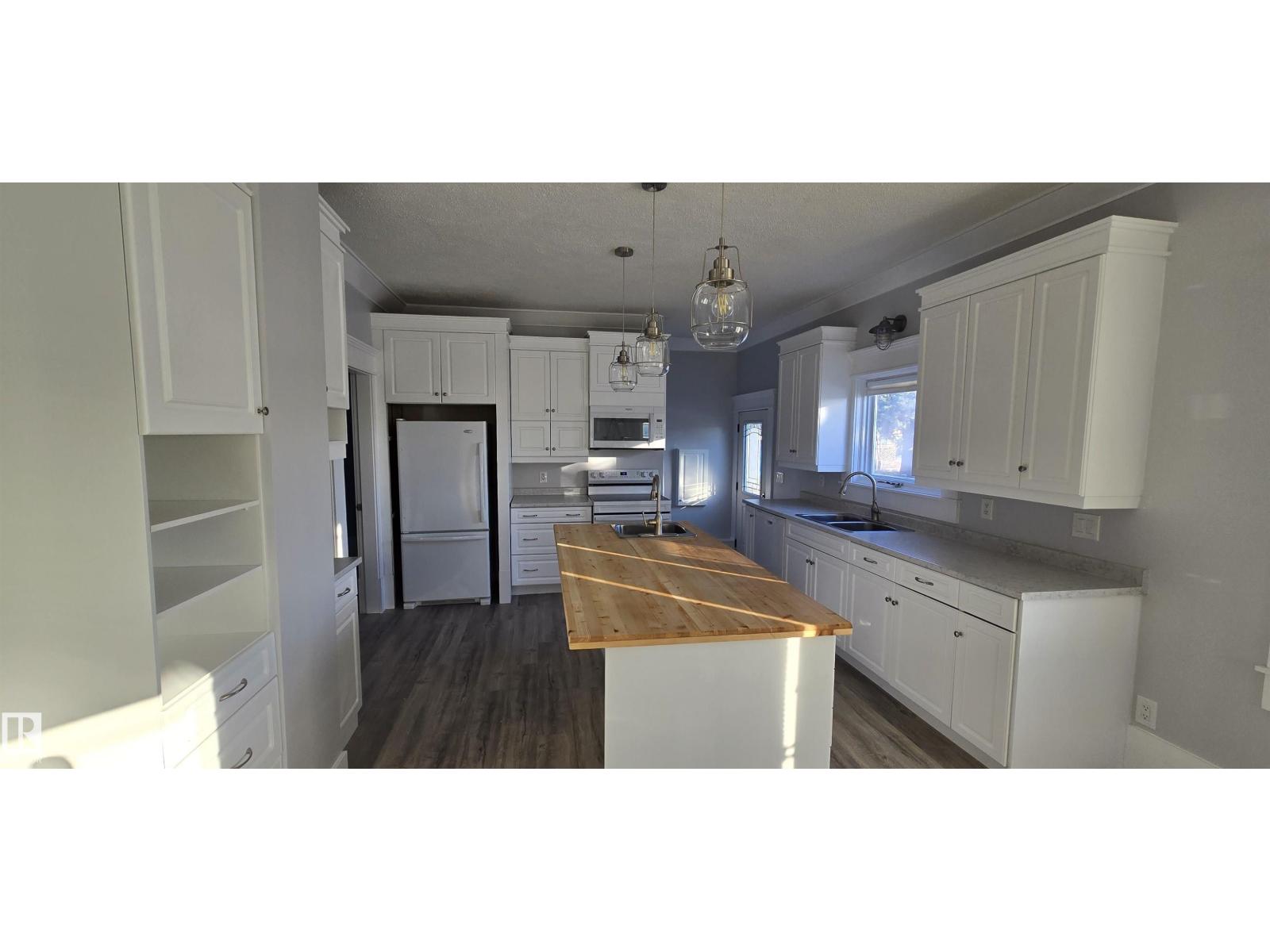 5023 53 ST - 15