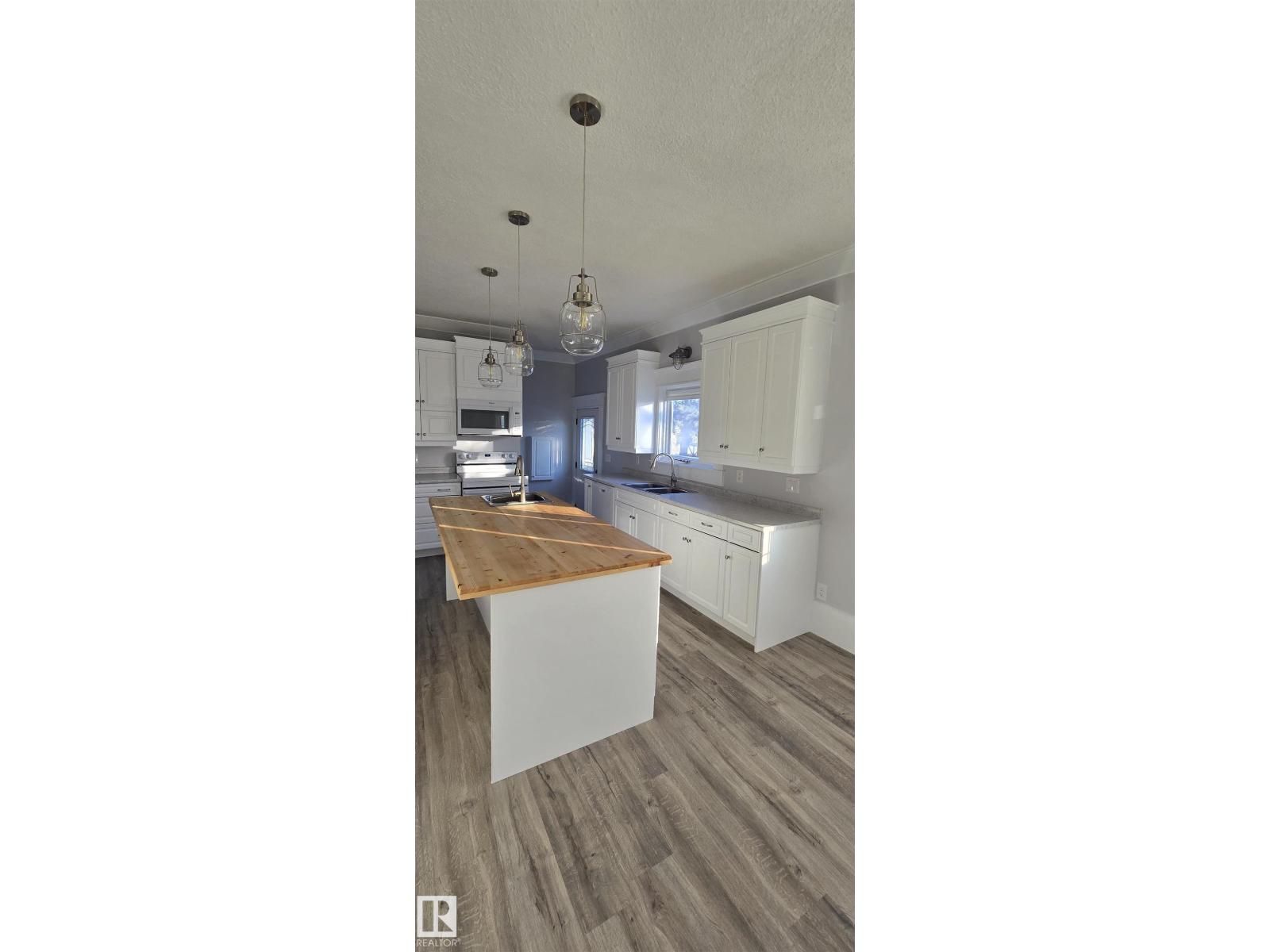 5023 53 ST - 20