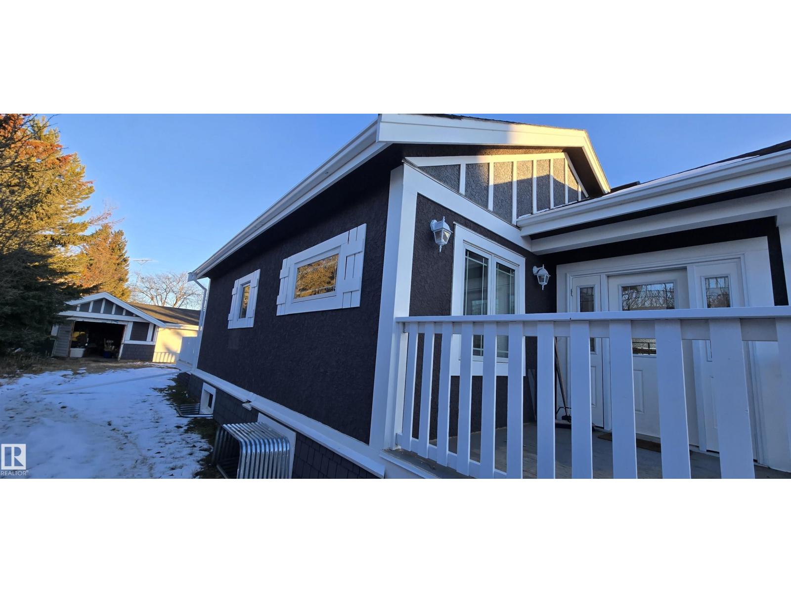 5023 53 ST - 23