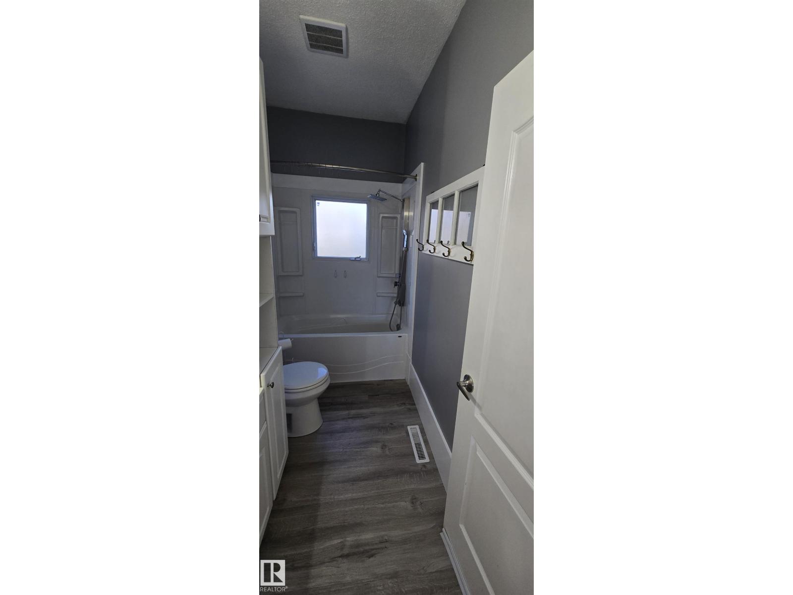 5023 53 ST - 3