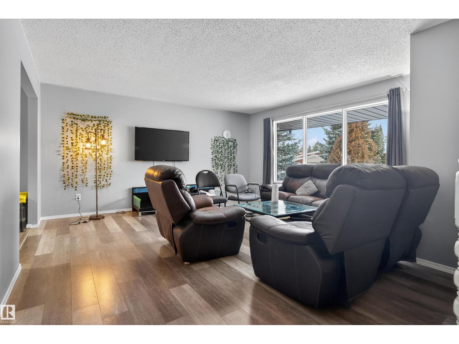 1732 61 ST NW, Edmonton