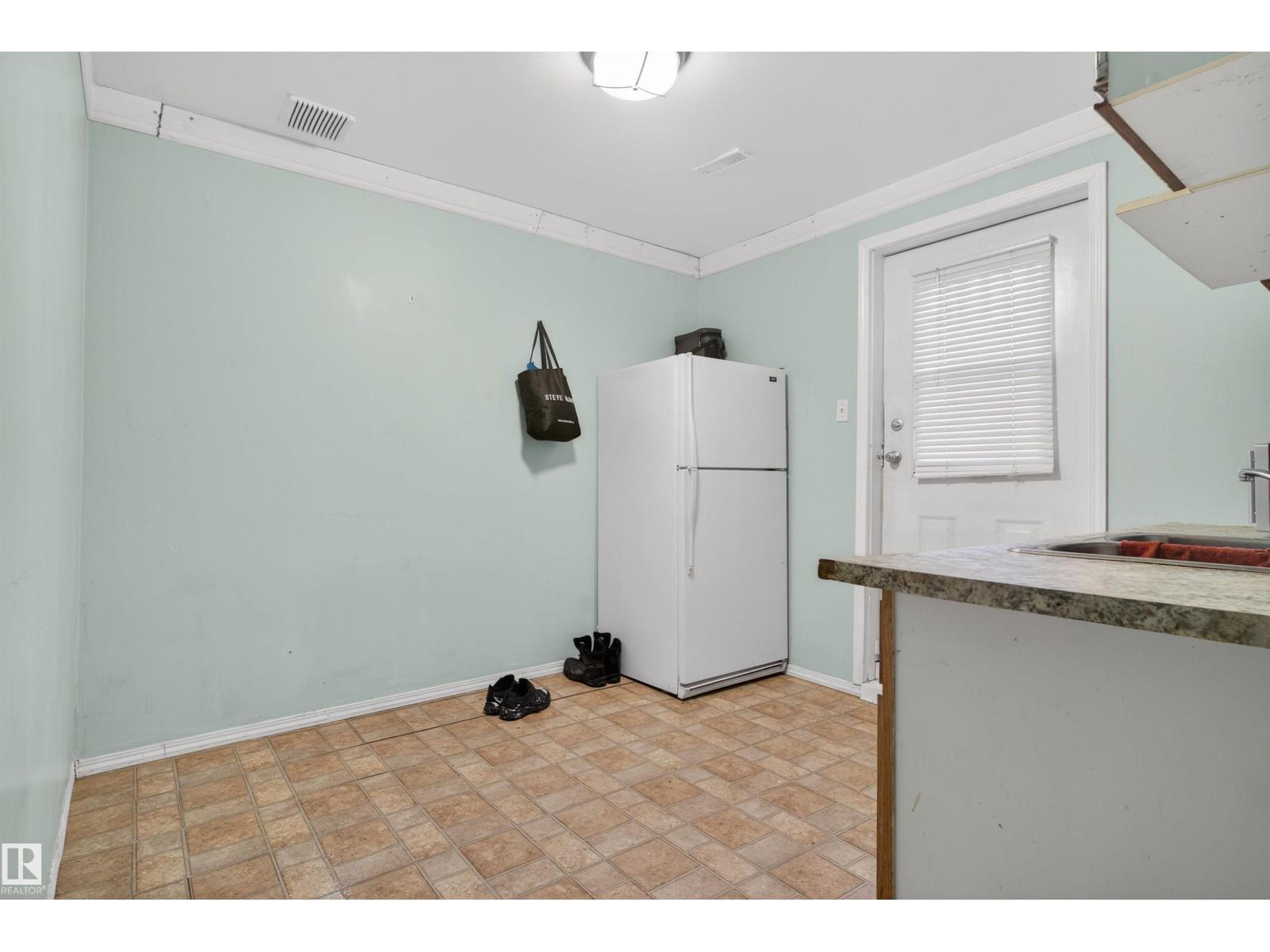 1732 61 ST NW, Edmonton