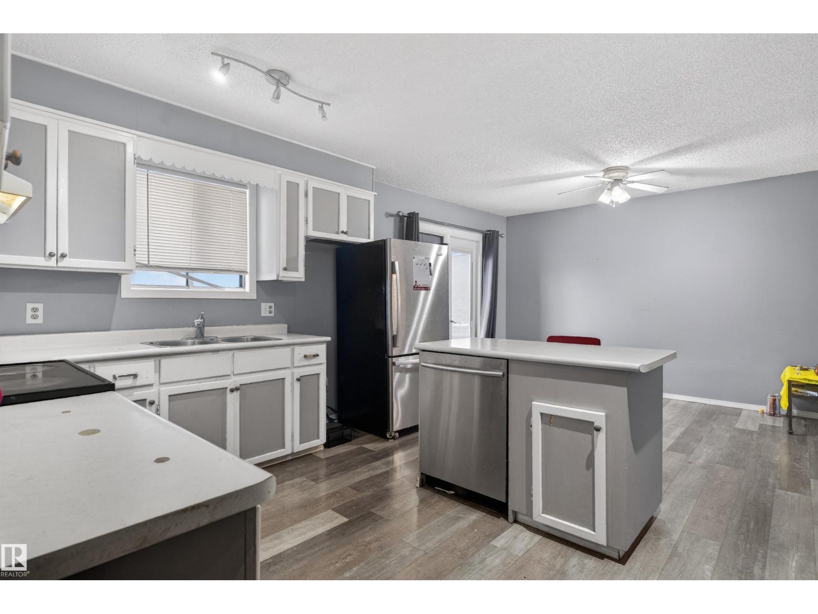 1732 61 ST NW, Edmonton