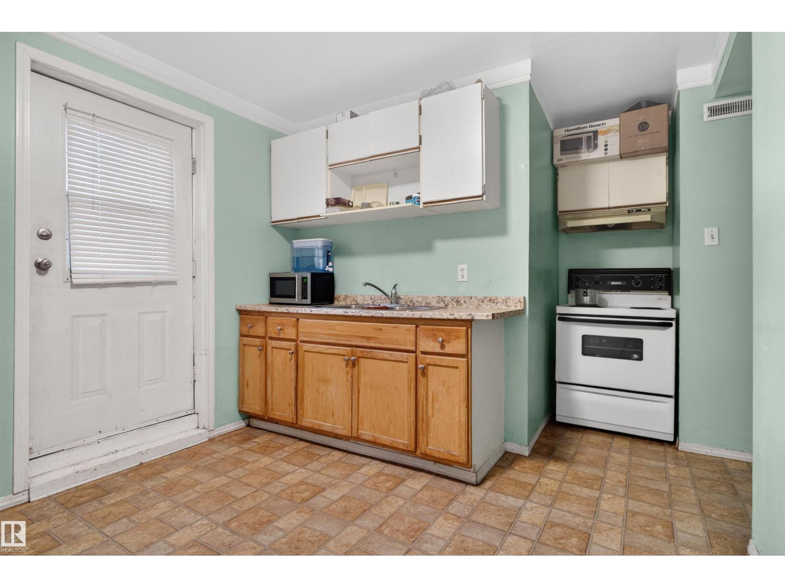 1732 61 ST NW, Edmonton