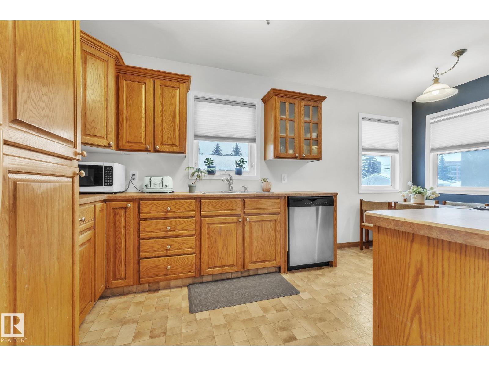 10851 92 ST NW, Edmonton