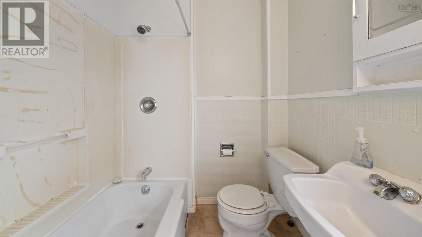 Property 28 of 37 of 515 Pleasant Street