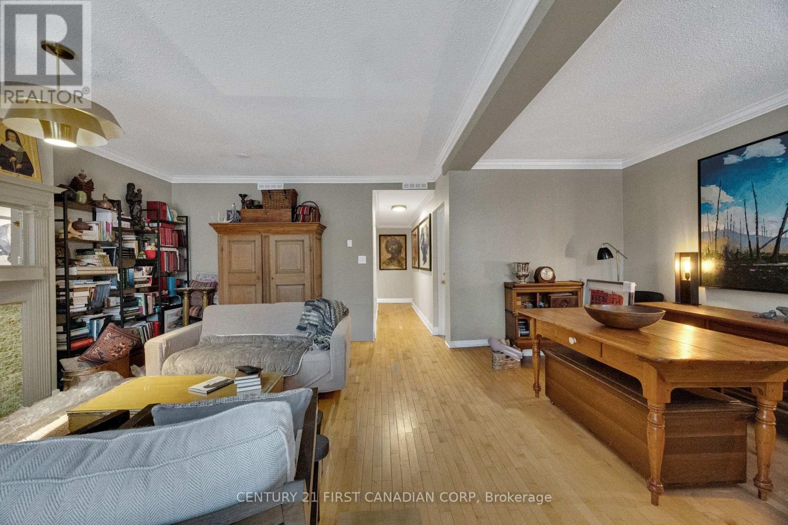 202 - 275 QUEENS AVENUE Property Photo