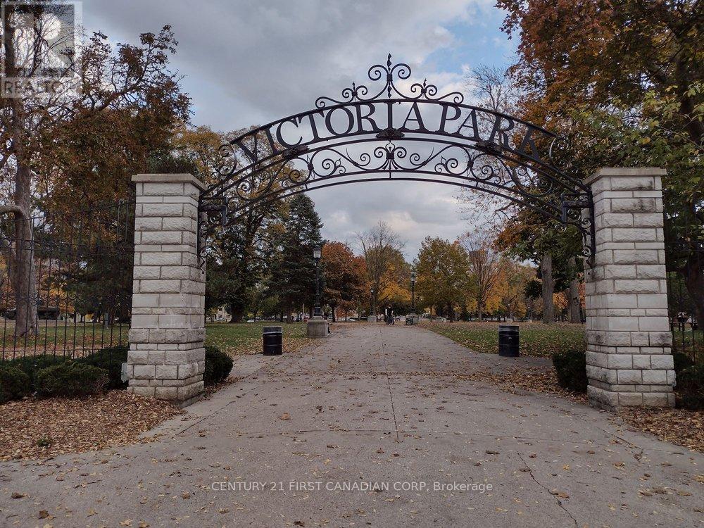 202 - 275 QUEENS AVENUE Property Photo