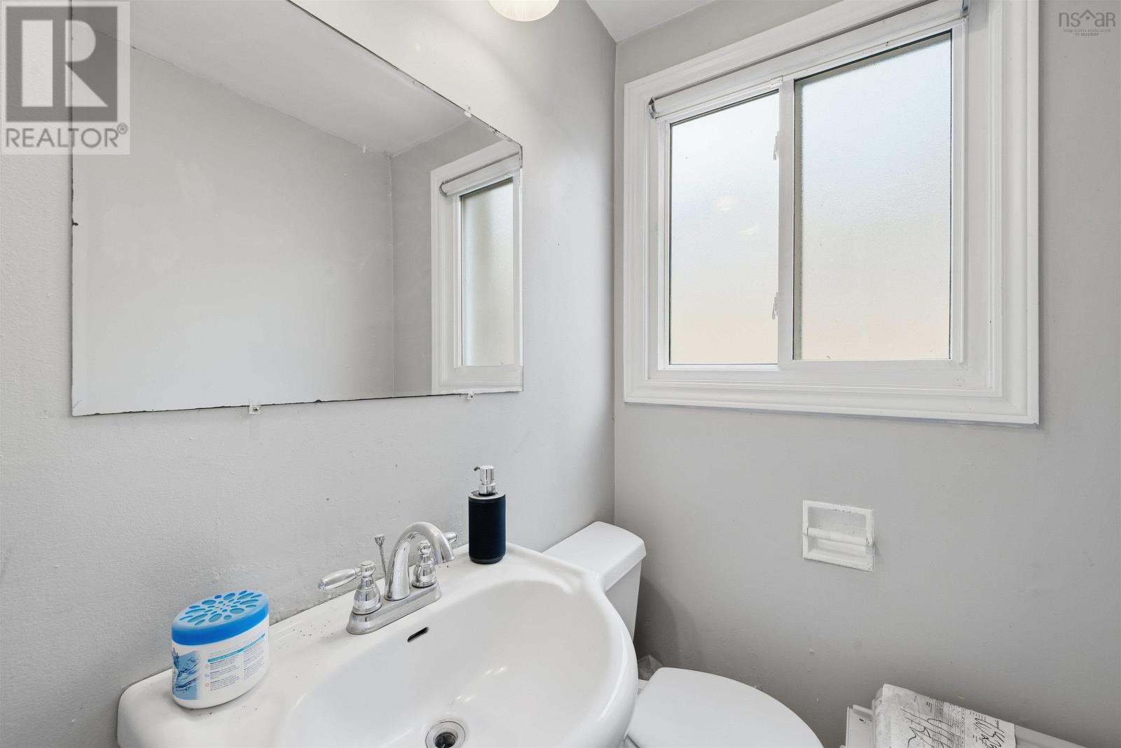 Property 33 of 49 of 112 School Street