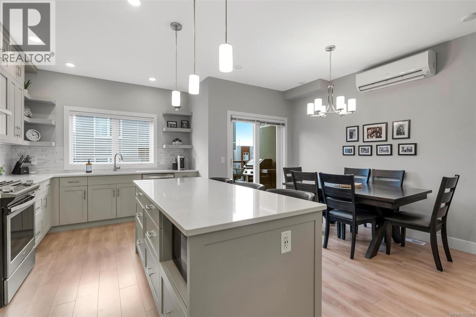 13 4355 Viewmont Ave, Saanich