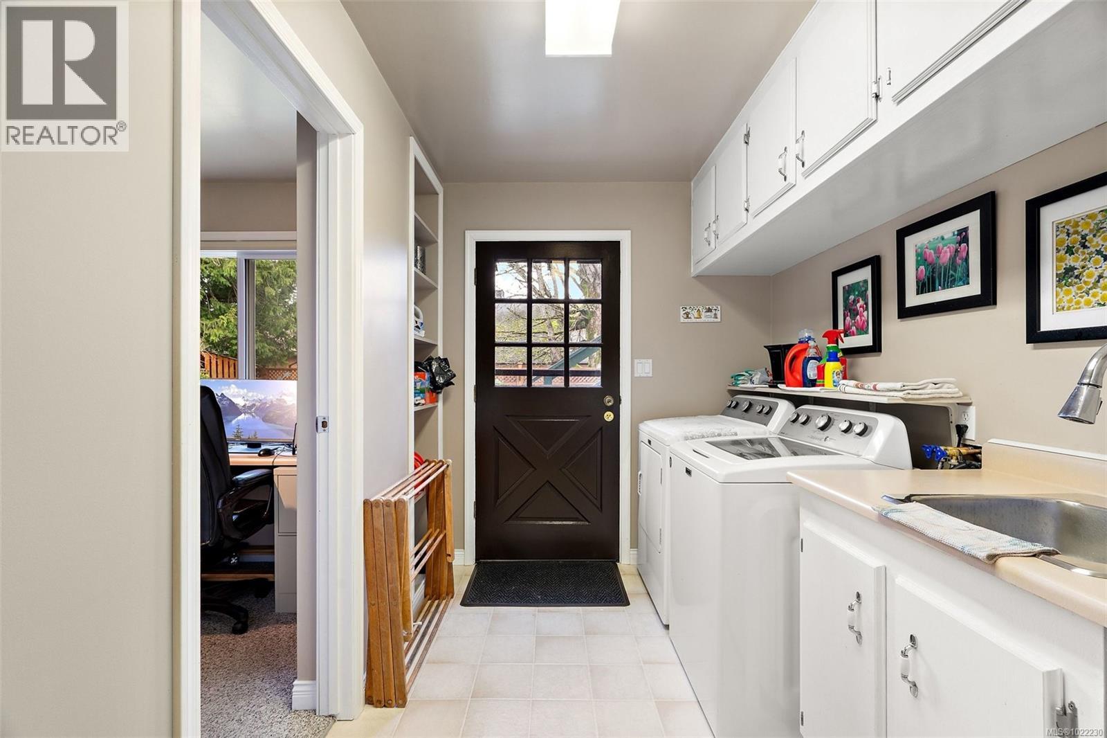 7719 Azurene Pl, Central Saanich