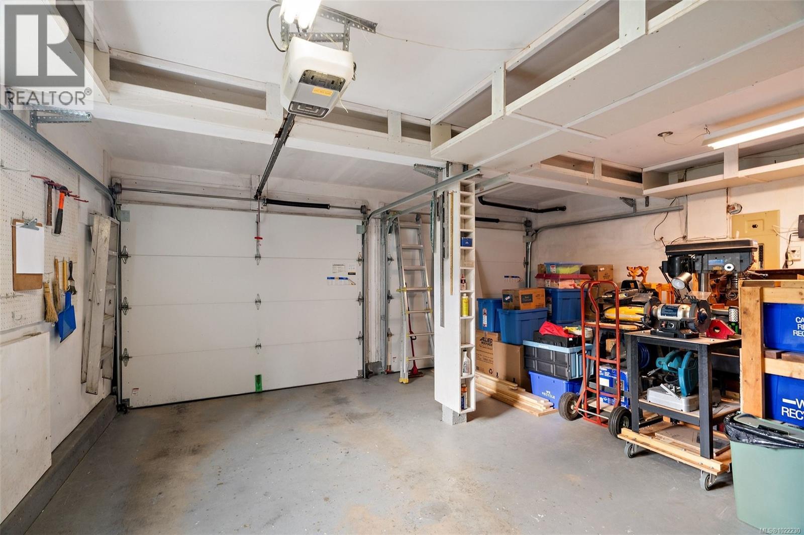 7719 Azurene Pl, Central Saanich