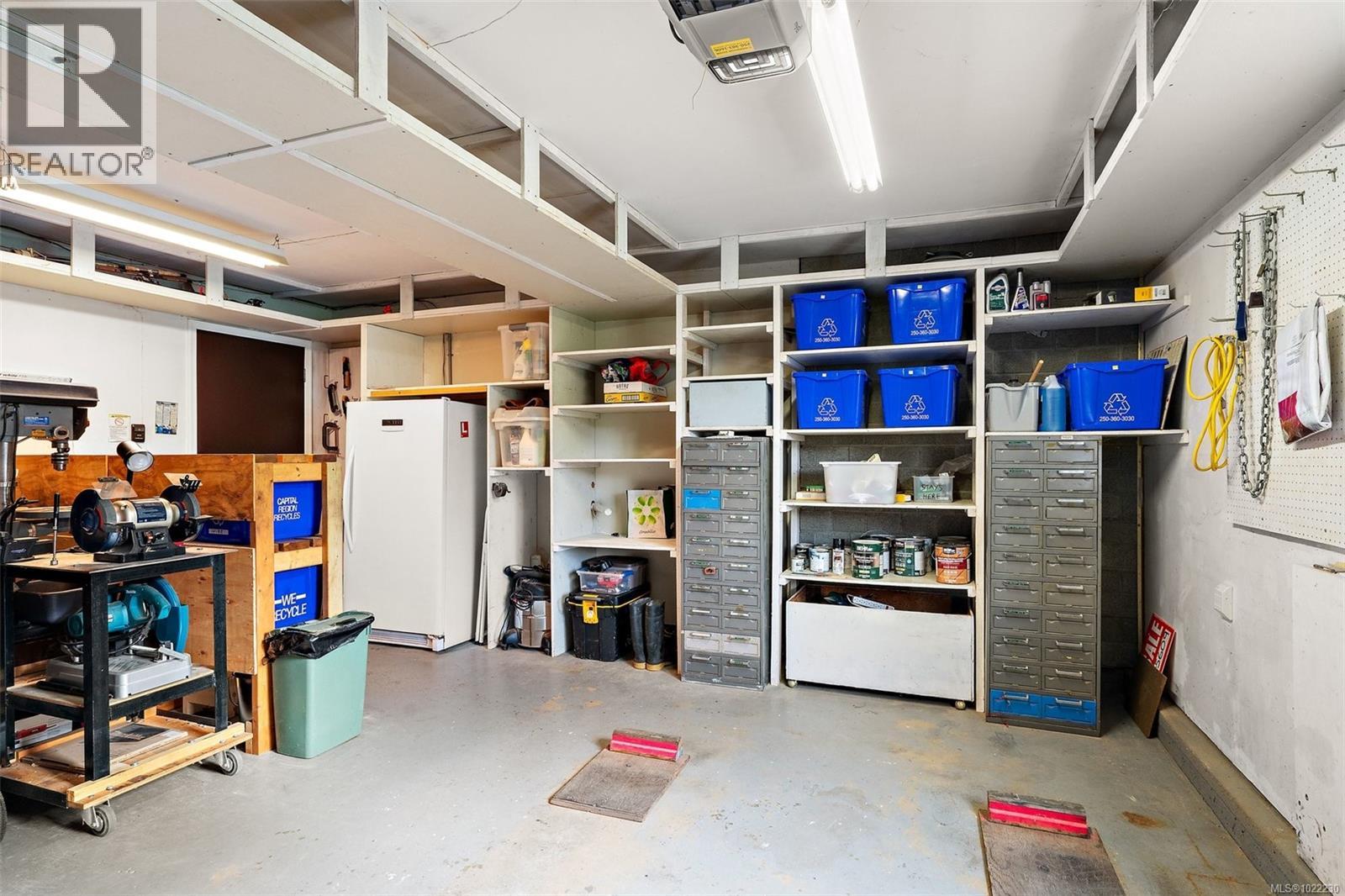 7719 Azurene Pl, Central Saanich