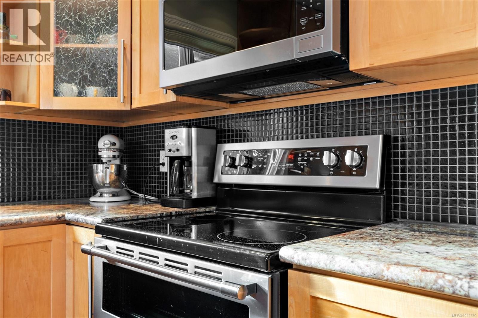 7719 Azurene Pl, Central Saanich