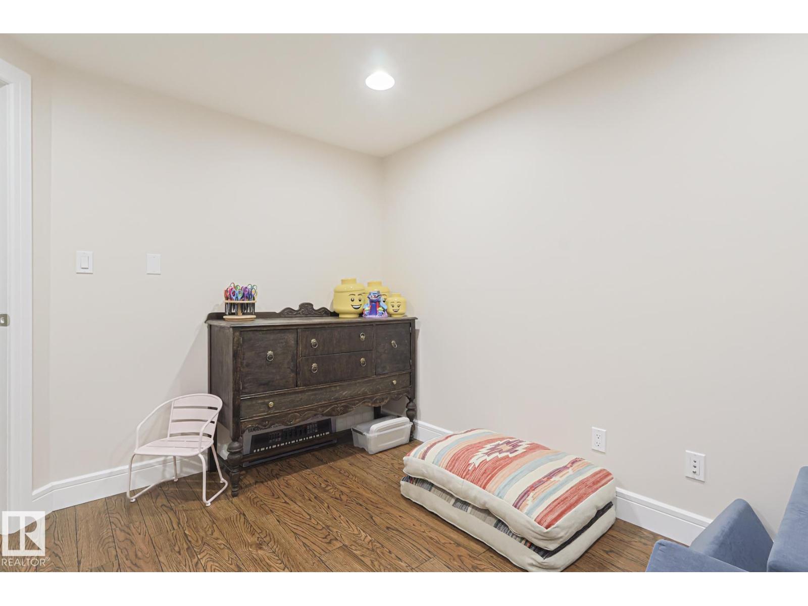 Single Family House Bungalow for Sale in  Bellevue CR St. Albert 