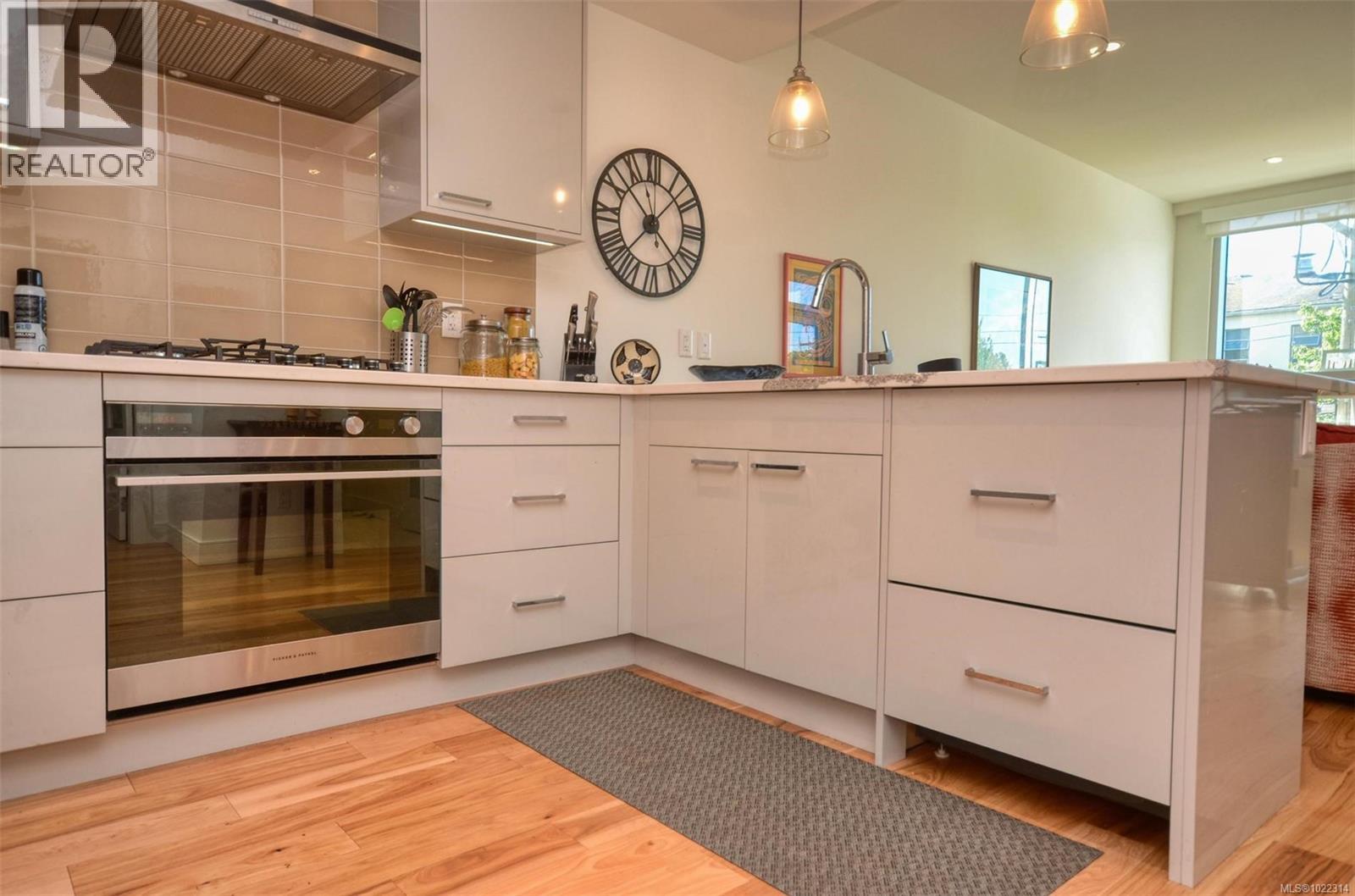 203 916 Lyall St, Esquimalt