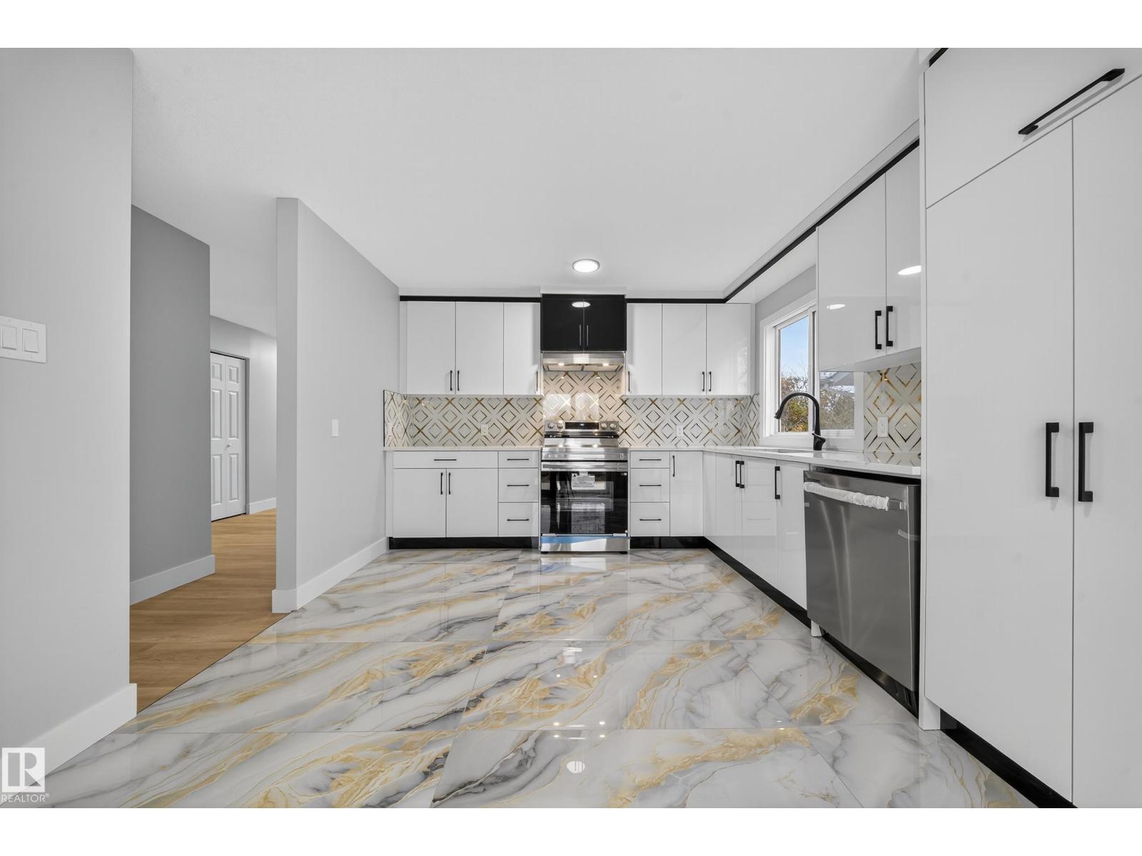 7820 22 AV NW, Edmonton